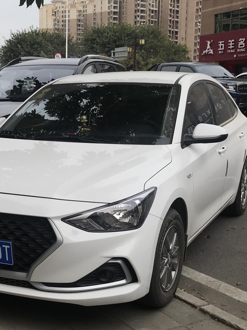 18年现代悦动，悦目版！
18年年底提的车，开了25000公里了，油耗方面市区9.3-10.5这样。夏天。冬天能在8.5-9.0这样。高速6.0左右。总体油耗还可以，避震真的硬，起步肉，发动机大声，4000转让 都感觉不到提速。避震硬的同时，共振的异响特别多。八万多的车，是这样咯。很廉价。
       开了3个月就出现打方向，卡卡的响，去4S店检查，发现是方向机问题，后来换了方向机就好了，才来了多久就这样，无语了。
      目前只出现过两次点火不着！
        最近最接受不了的就是，起步会跟倒