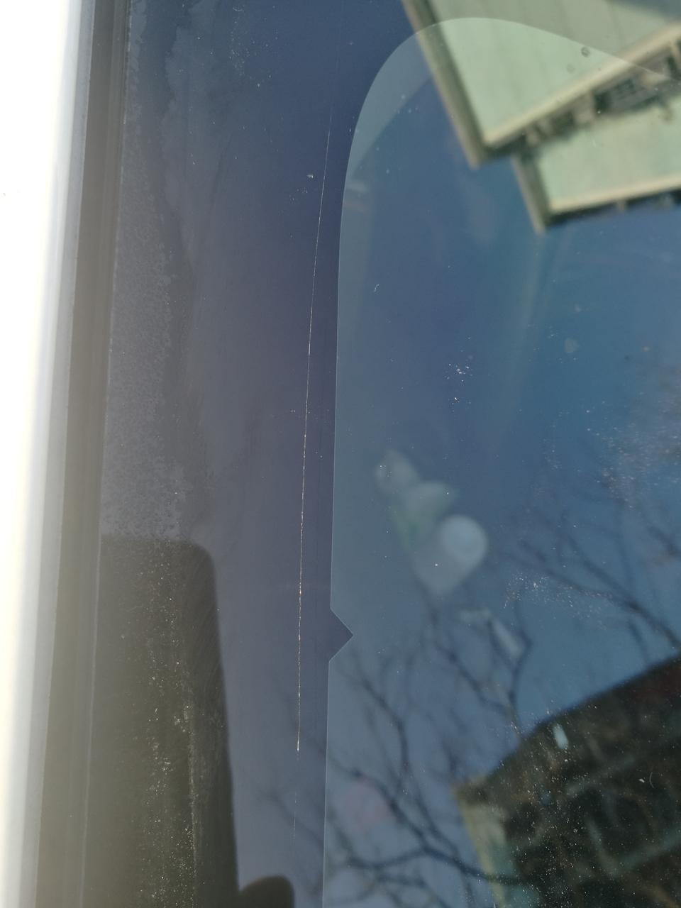 缤智-前两天去贴个膜，贴完前挡风玻璃被弄了一道划痕，我应该怎么处理！求助万能车友圈，