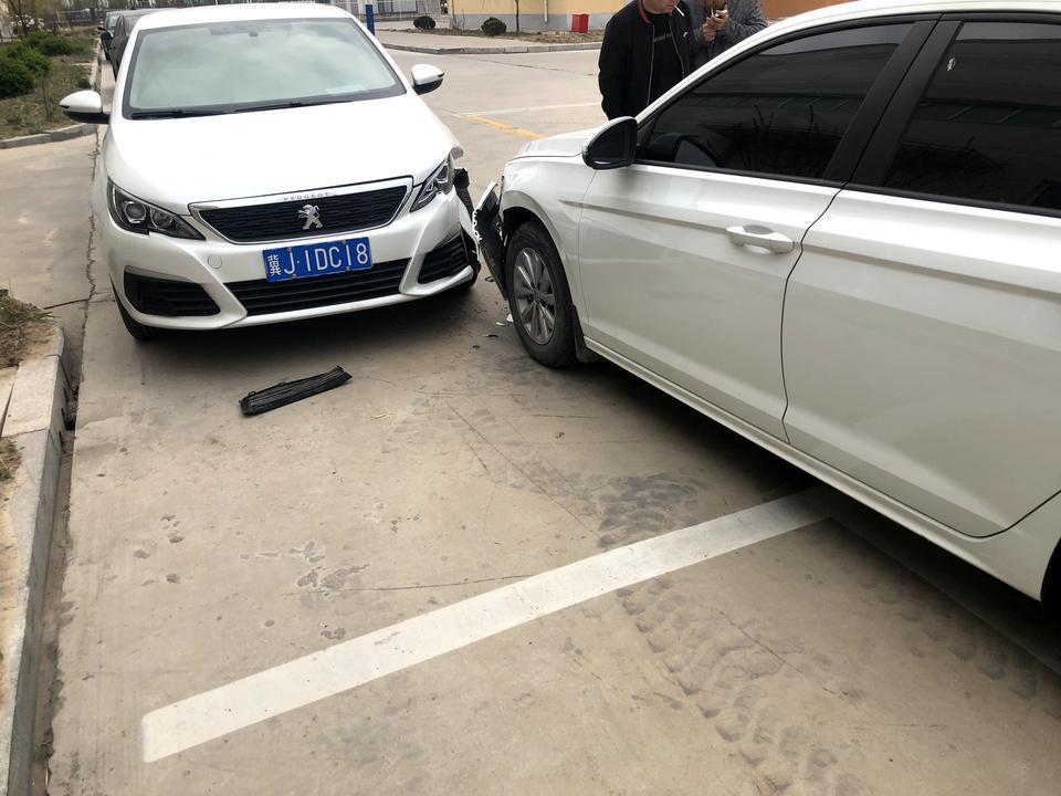 标致308-车停着被宝来撞了，我这是半年的新车，修好车司机单独又赔了五千，是不是赔偿和对方要少了