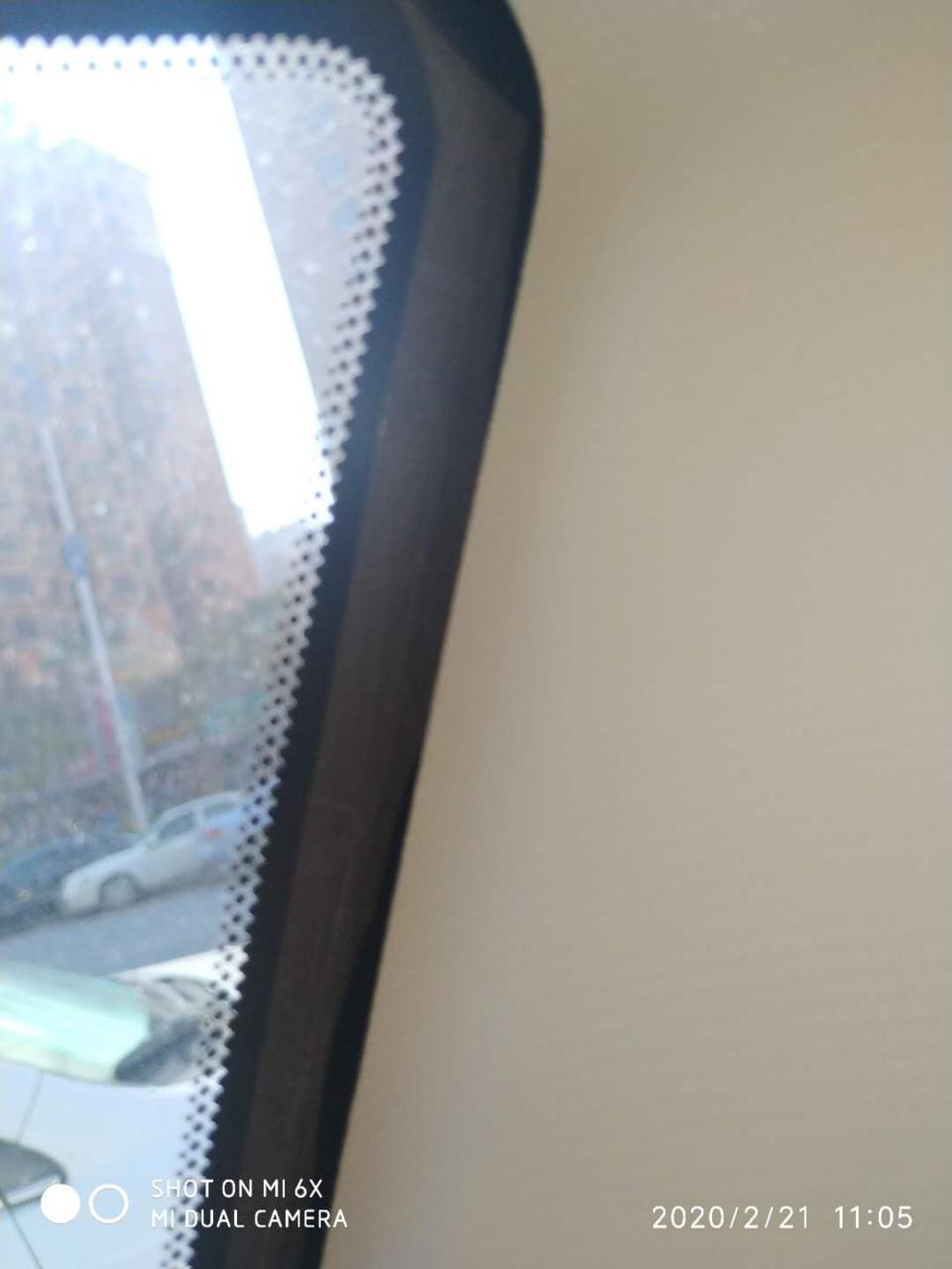 哈弗m6-手精国五19款，悬浮窗里面玻璃贴边没贴好，后备箱玻璃贴边也是漏边是正常的吗