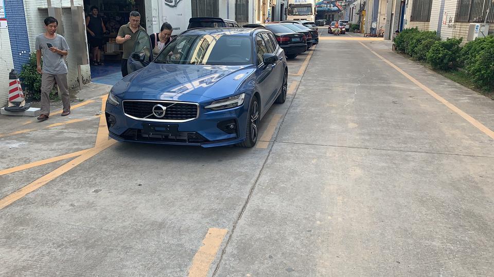 沃尔沃v60-新V60空调滤芯怎么换啊    去年的车  该换了