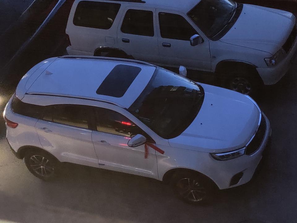 领界-我买的新车 然后到了乡下泥沙路上走的时候 左前轮减震器或者不知道什么东西 砰砰砰响的厉害各位车主有没有这种情况啊 快开还听不出来 车速20-30迈的时候最严重 这个问题 有人可以解答吗