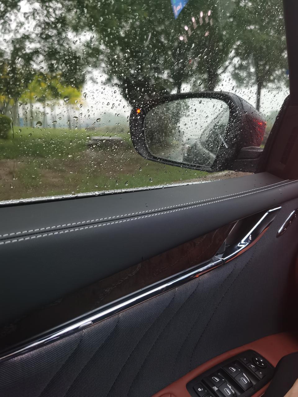 总裁-最近赶上几次雨天，感觉侧挡和后视镜这雨水挂的比老E320L厉害啊？视线不好挺影响驾驶，各位老司机有什么破解办法么？