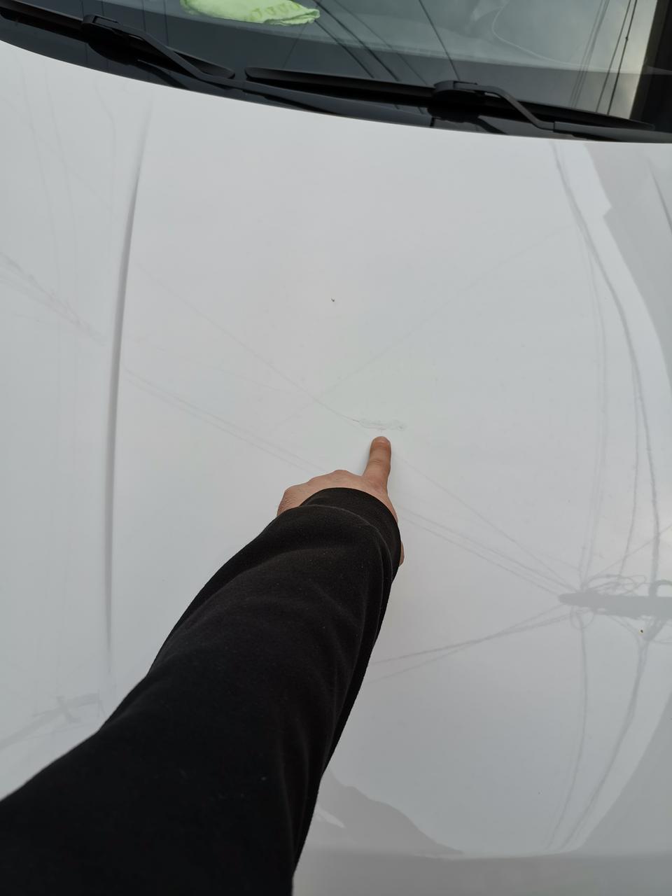 昨天在西安跃骏明光路提了一辆宝骏510回家发现隐形盖上有划痕我该怎么办