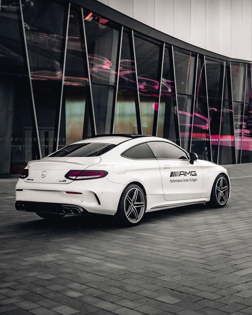 奔驰c级amg-c63和c63轿跑版就是灯不一样吗？贵了3万，不知道喜欢那个灯，都挺喜欢的