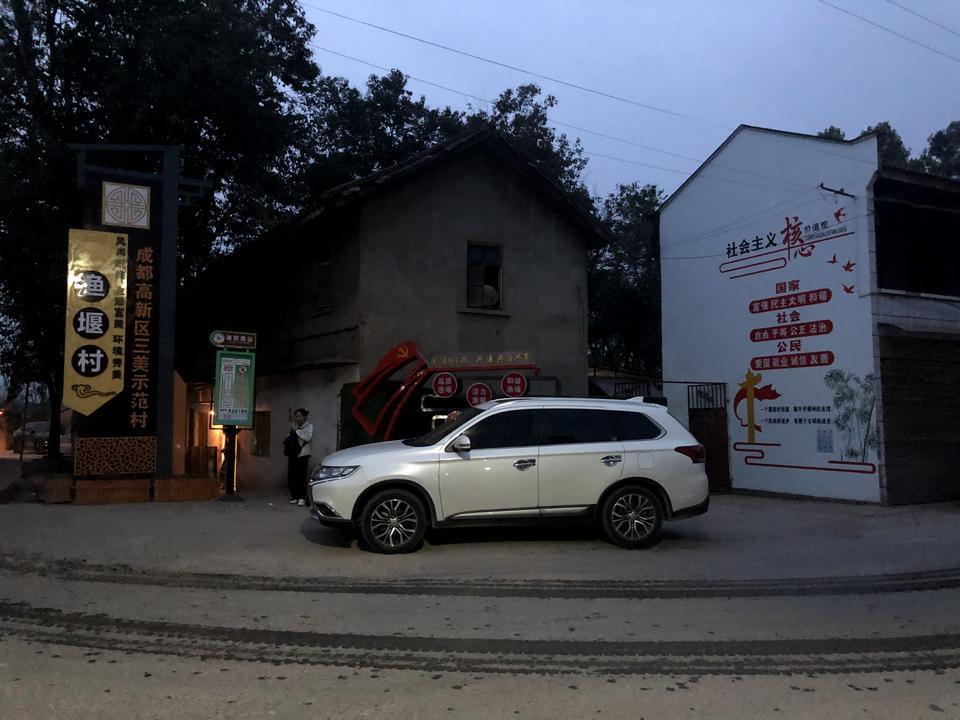 欧蓝德-18款四驱精英版欧兰德，换档的那个中控可以改吗？
比座椅还低，很平，没有包裹感，可以提高改装哪