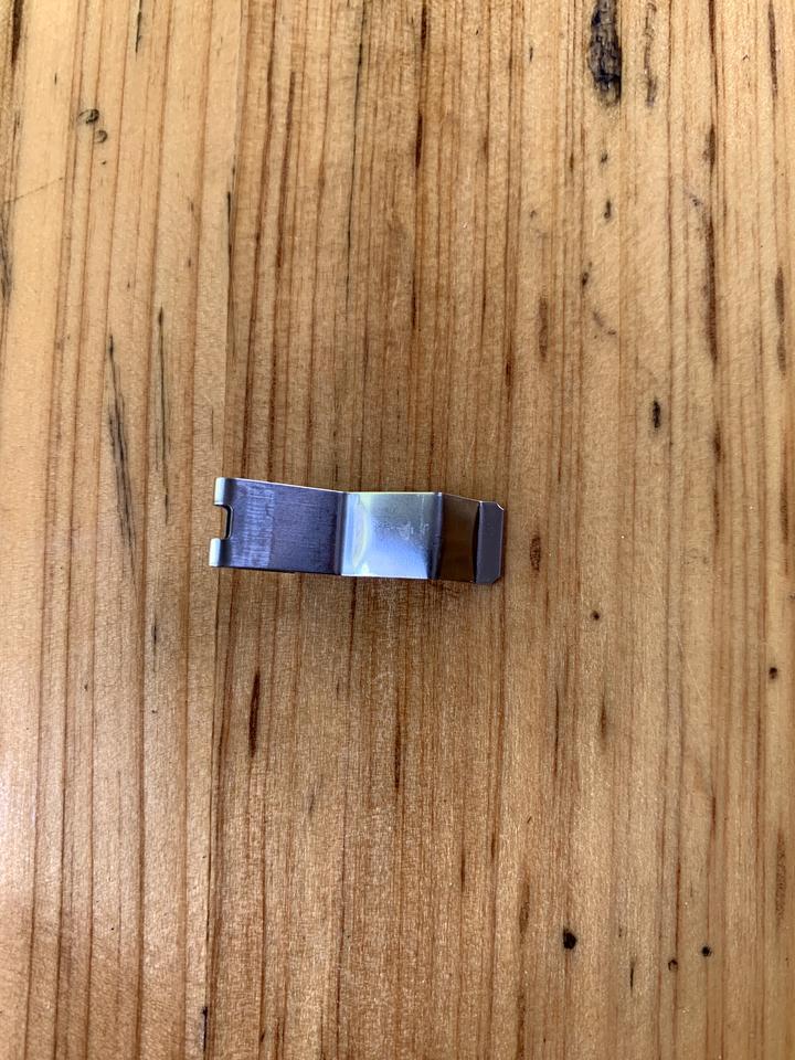 奔驰gla amg-今天把驾驶座调到最大就发现掉了一个这个东西下来??找了半天也没发现是哪里掉出来的，各位车友有认识这个小东西是干什么用的？是不是安在座椅下面的！谢谢
