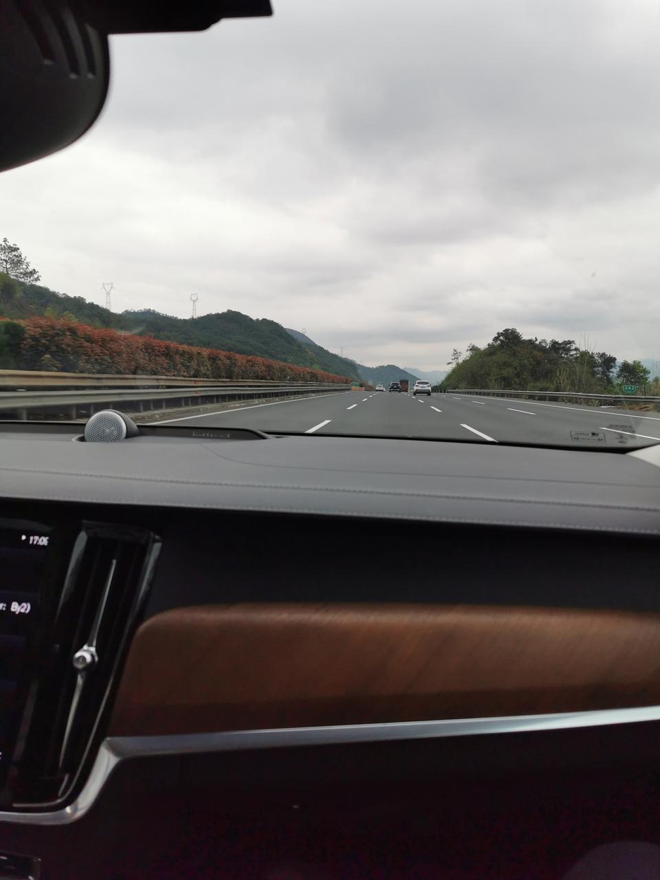 沃尔沃s90，超过120的车速，开起来手感怎么这么奇怪。感觉会抖。