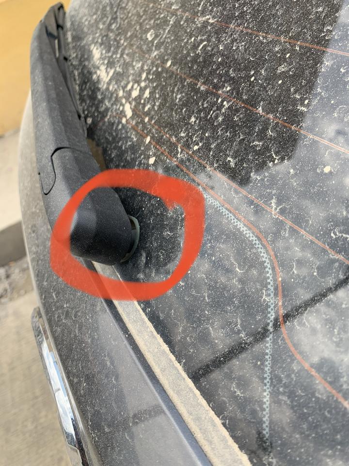 马自达cx-5-大家的后雨刮是这个样子吗？我的是不是坏了？我看了其他好多车型都有一个胶套保护的样子。这样雨水会不会直接进去掉？