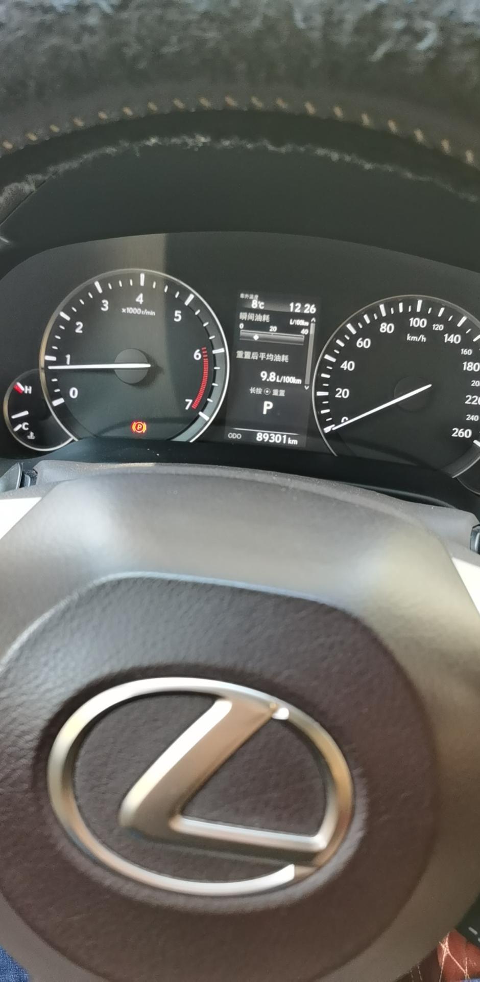 雷克萨斯rx-16款rx200t，跑了9万多公里了。现在想出手换车，请问估计能卖多少钱，没有事故，但是有划痕。