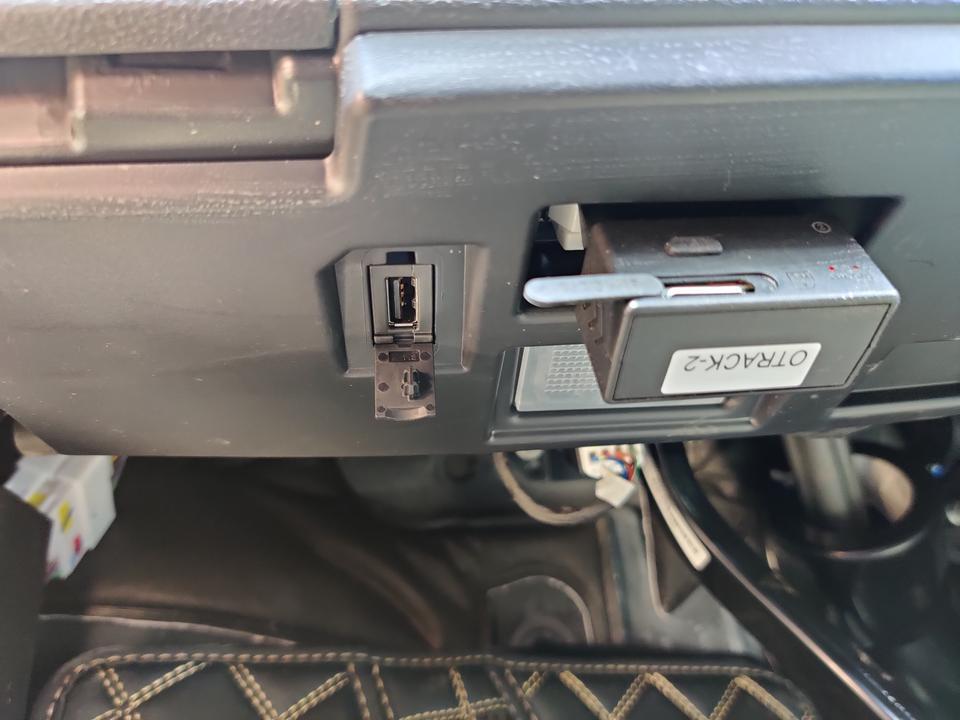 wey vv6-vv6主驾驶下面的这两个插口是干什么的