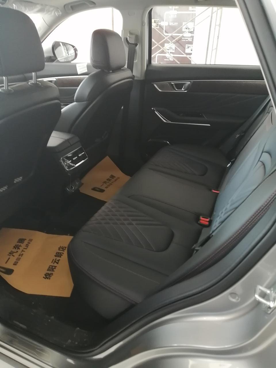 奔腾t99-刚去四儿子店看了哈车，感觉还行，就是联系我的销售今天不在，出来另外一个销售，好像看不起咋农村人一样，想进车里看一下说没钥匙，进了一哈尊享版的，一开机买噶起不起来，说电瓶没电，新车啊会电瓶没电