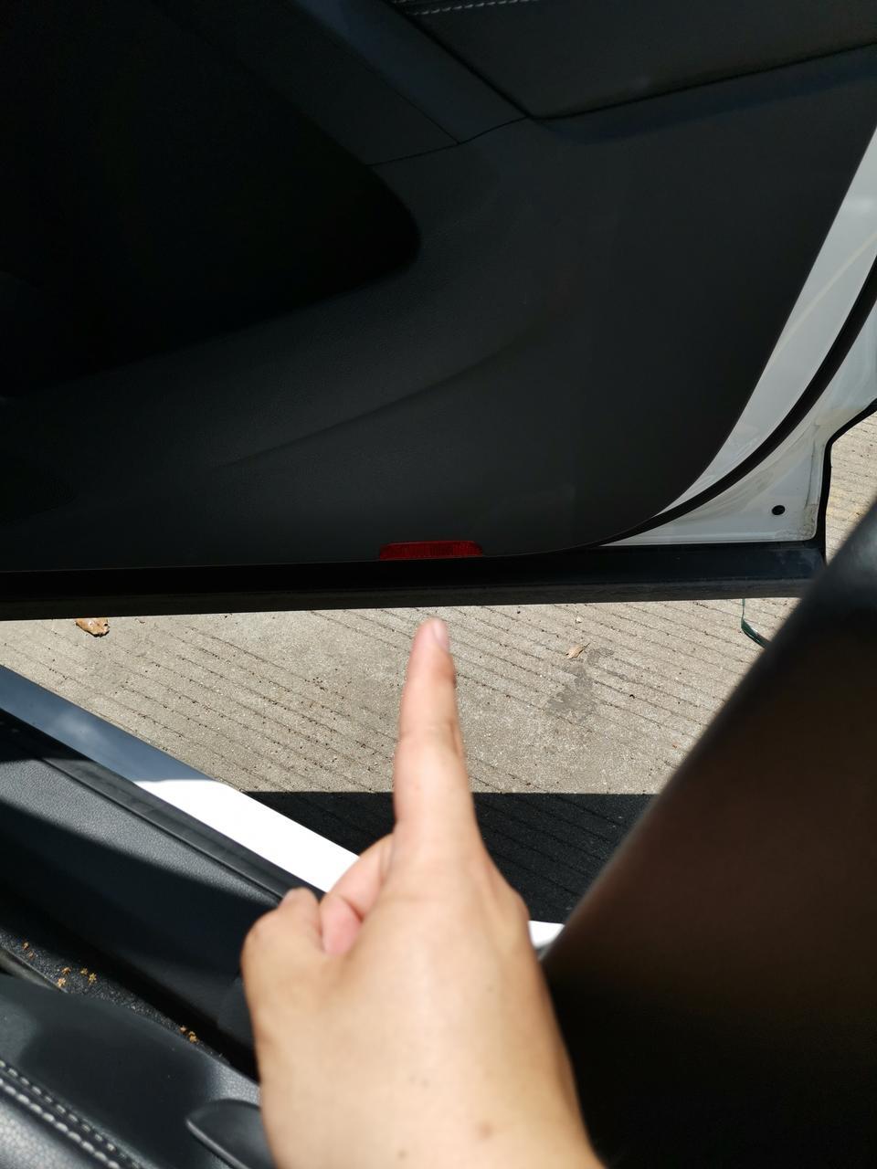 途观1.4风尚，这个灯是不是就是不亮的？无论着火状态还是关火状态。开车门这个灯就是不亮的。买了一年才发现。问下大家这个是不是本来就不亮的