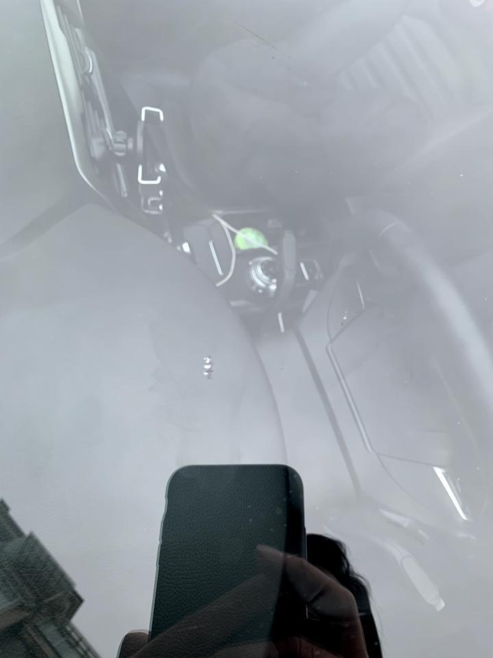 蒙迪欧-高速上被石子砸到一个浅坑，里面用手摸没有穿透，这样需要处理吗？