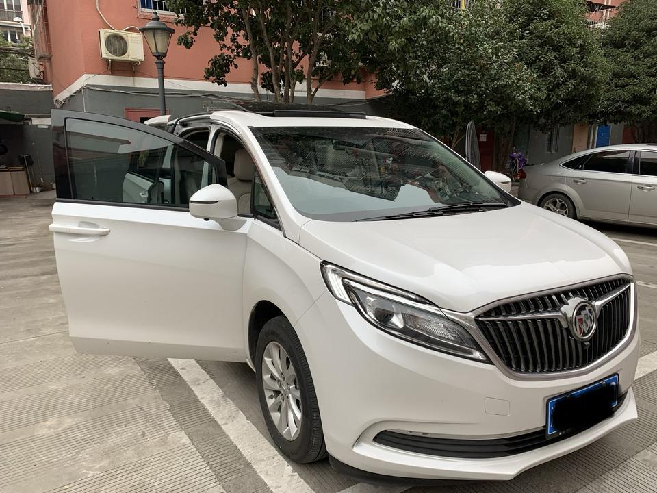 别克gl8ES 铺装地板使用感受 
优点：干净整洁 好打理 
缺点：容易有划痕 不耐造 脚感偏硬
现在才铺了3个多月 我都想换回地毯了 （地毯就是下雨天要遭殃）
请教各位改装界大佬 有没有其他改装方案