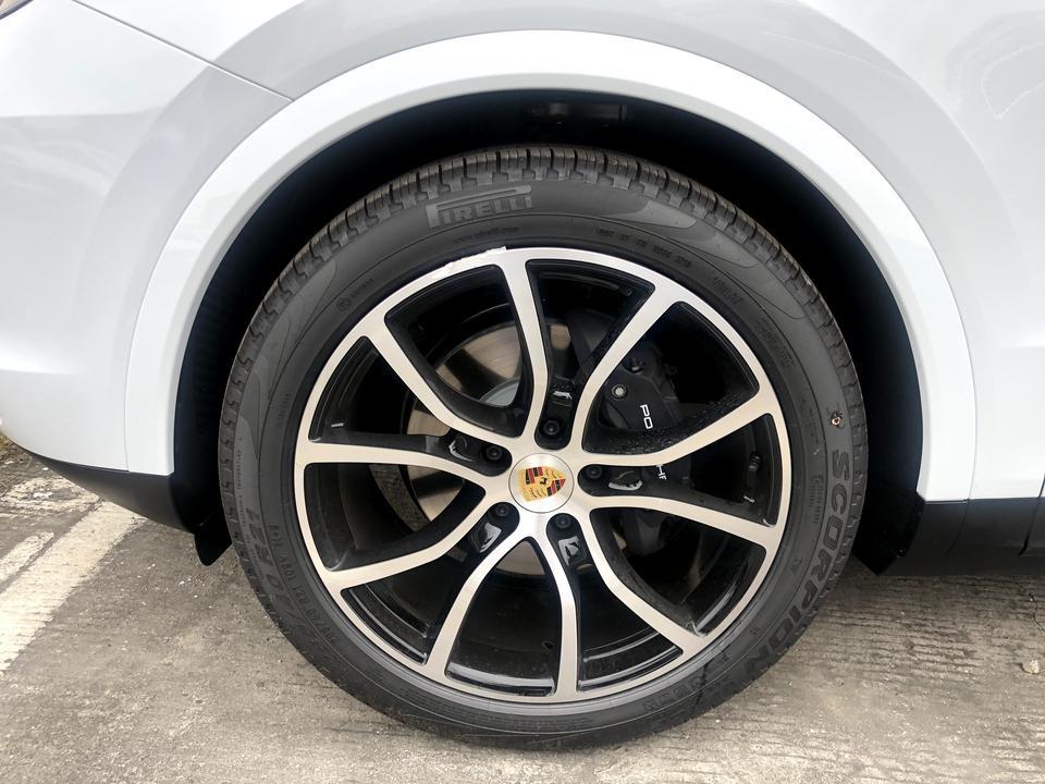 cayenne-2019款卡宴3.0T 发动机异响及刹车异响

2019款卡宴3.0T版本，现在跑了1万公里了 18年底提的车，现在一直解决不了的两个问题
1. 低速轻给刹车至完全停止会听到驾驶室左前方有卡啦卡啦的声音，声音还是比较大的。去4s两次，技术人员给出的答案是刹车片与刹车盘有一点点不吻合导致，我这个是普通的刹车，按理来说不吻合刹车异响应该是尖锐的，而我这个是感觉链条卡啦卡啦的声音？不知道各位有这个问题吗？至今仍未解决。  
2. 换挡顿挫与异响 ，已经升级过变速箱程序了，驾驶过程中如果油门给的比