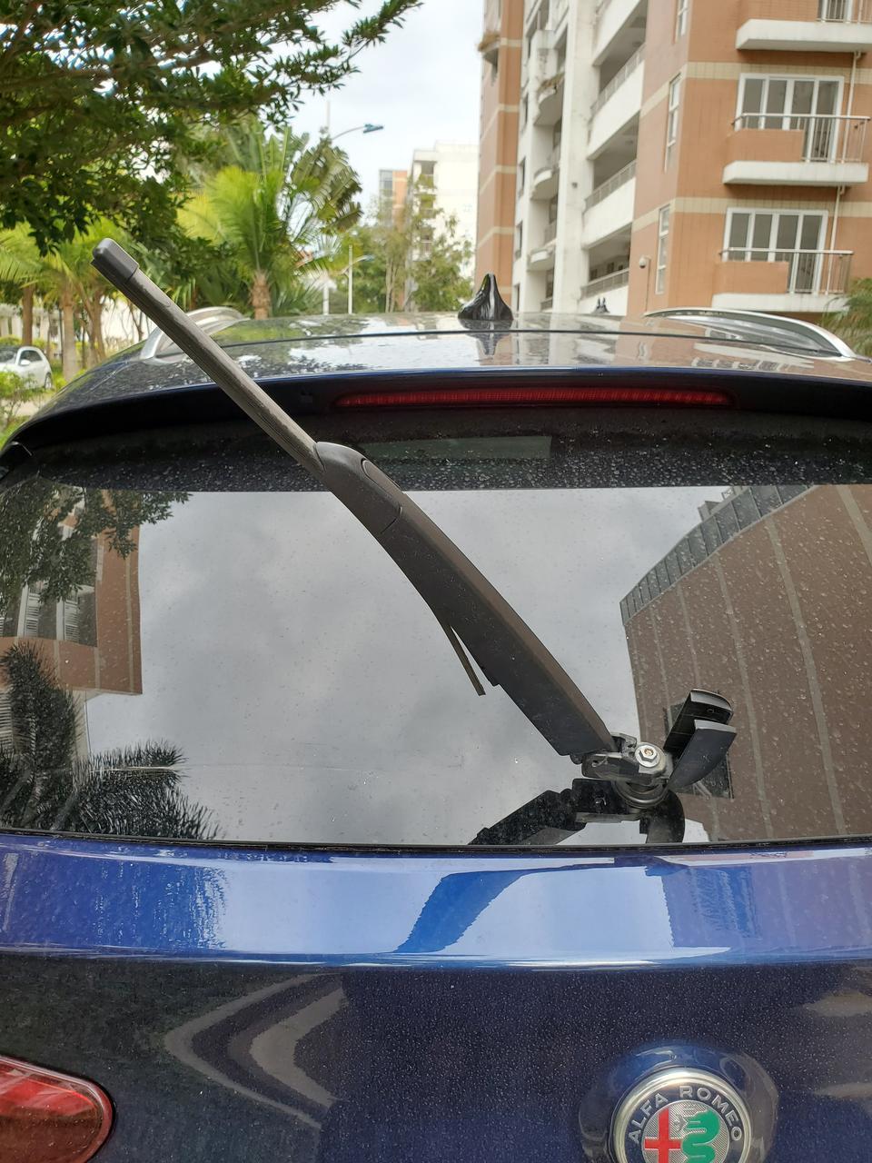 Stelvio后雨刮这么换，就是说旧的后雨刮怎么拆下来我搞了半天也就撬开了个盖子
