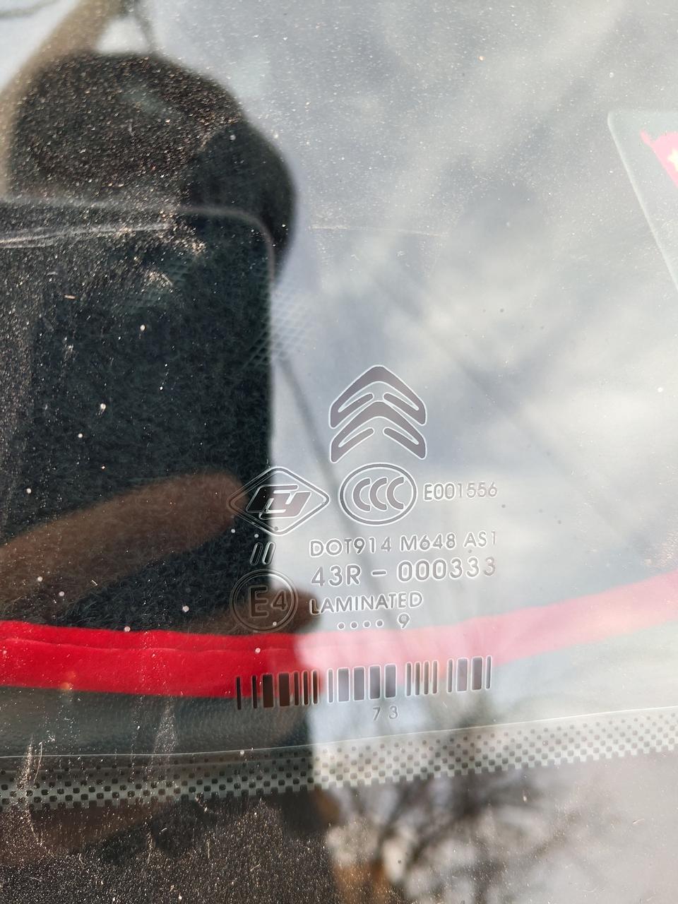 C4世嘉，4S给换的前挡，这是原厂的吗？求鉴定