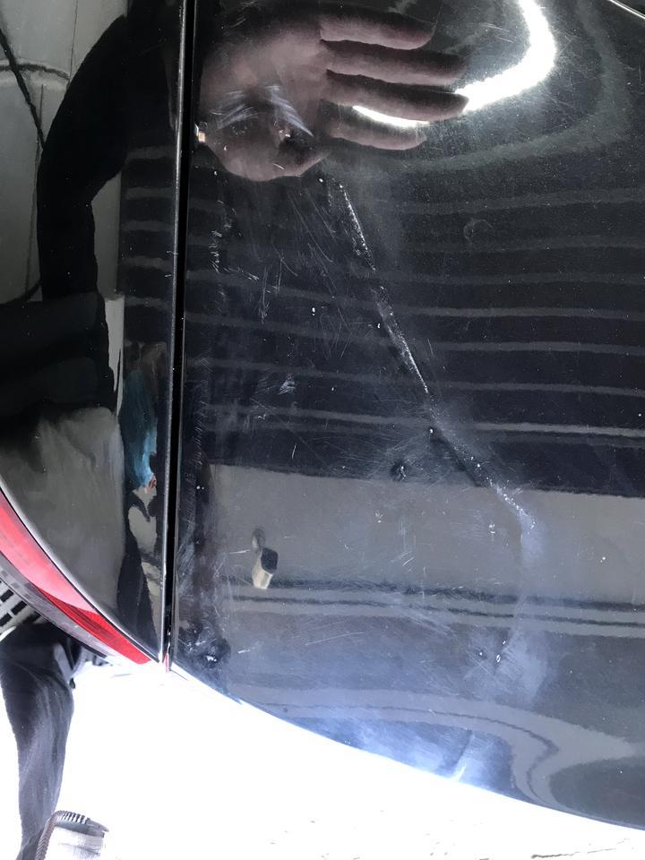 蒙迪欧-后备厢盖上贴了个尾翼用3m胶，好不容易扣下来漆刮坏了，这怎么整 喷整个后备箱盖吗