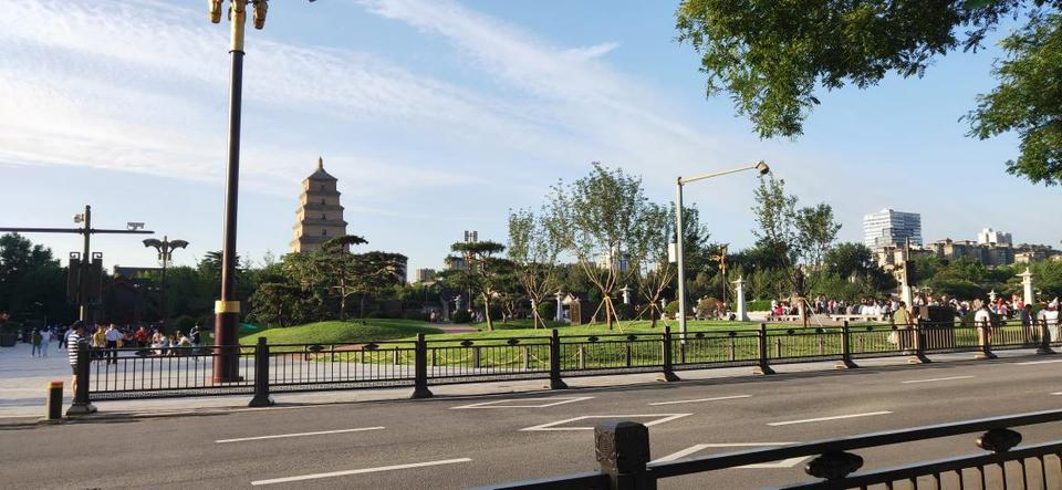 奔驰e级(进口)-各位大神，奔驰e260轿跑4驱和e300轿跑怎么选，基本市区 偶尔出去玩，纠结4驱和2.0，或者e350轿跑4驱能定到吗？坐标西安