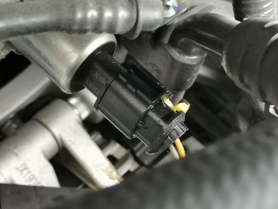 捷途x70-这是什么？打开机盖看见还滴了一些油到下面，求告知，感谢