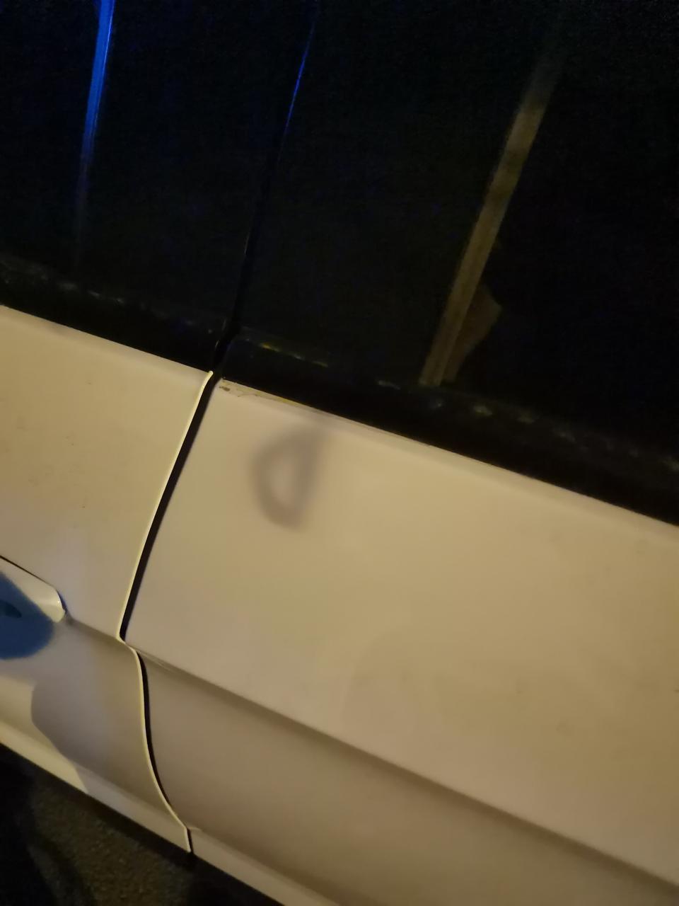 中华v3,夜里车漆有一块变黑了，但是在闪光灯底下还看不出有黑的地方，这能是什么原因造成的，能复原吗