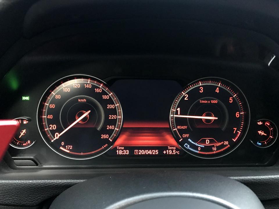 宝马3系gt-330GT 默认模式仪表之前是红色 大概2000公里之后变成黑色 现在有时红有时黑也没找到什么规律 请大神解释下是什么原因啊