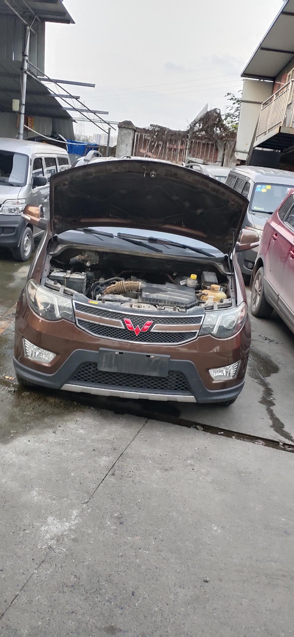 请问大师傅们，15年的五菱宏光s二手车，机油在机油尺的第二个孔还多一点，这样可以吗，有必要放掉一个机油吗，不放对车有害吗，