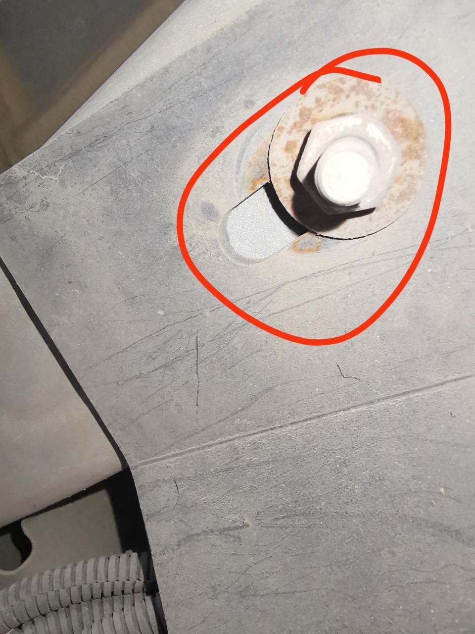 凯迪拉克xt5-xt5装了电动踏板  然后磕到踏板支架  然后固定踏板车上的螺丝移位了会影响到纵梁吗  要不要拆掉
