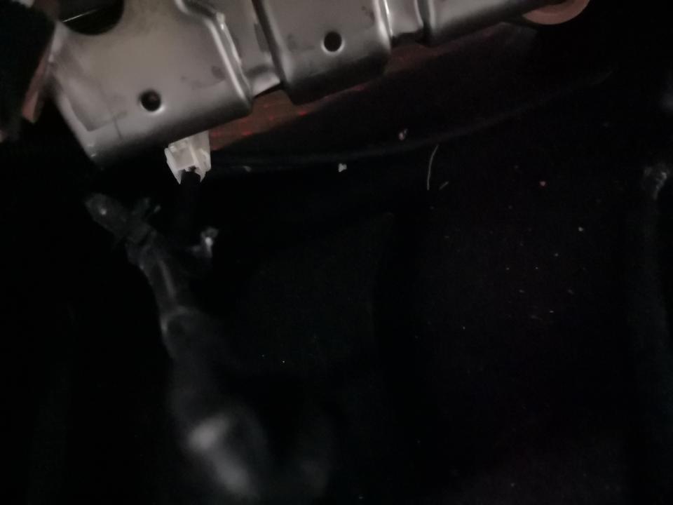 悦动主驾驶下面这根线啥用啊？接还是不接？