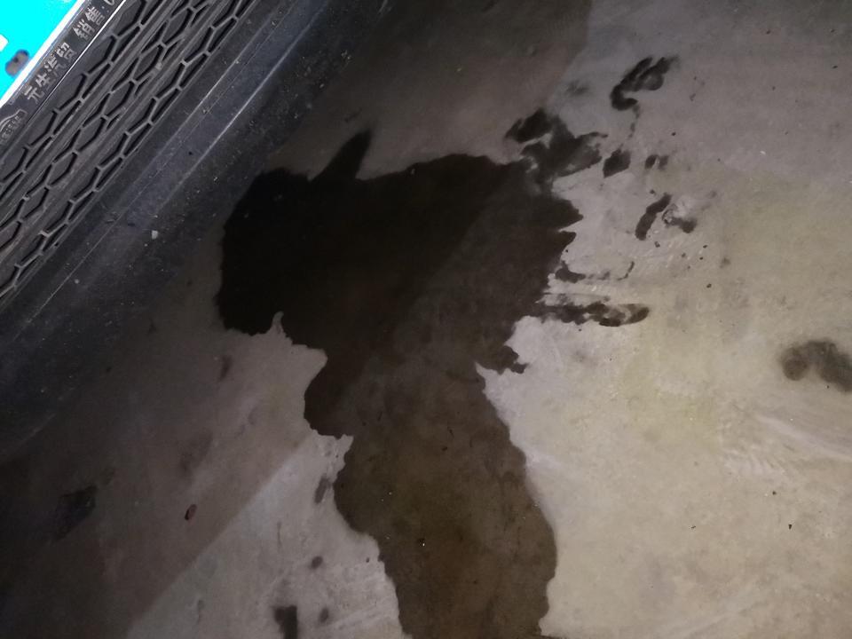 大迈x5-首先是挂挡非常难挂，后面是挂不上档，再后来我猛踩了几下离合器，，离合器变得没阻力也不回位了。。打开车头盖，发现此处漏油，现在刹车油全部漏光了，，怎么办，什么问题？