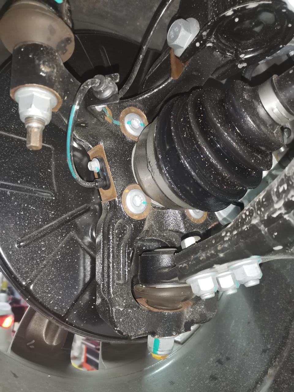 荣威rx5 max-刚买半个月。今天装发动机护板时肯定前后轮这几个地方有锈。正常吗