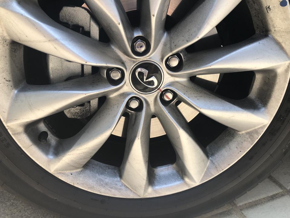 英菲尼迪qx50-QX50前刹车很脏，后刹车干净。这是怎么回事？