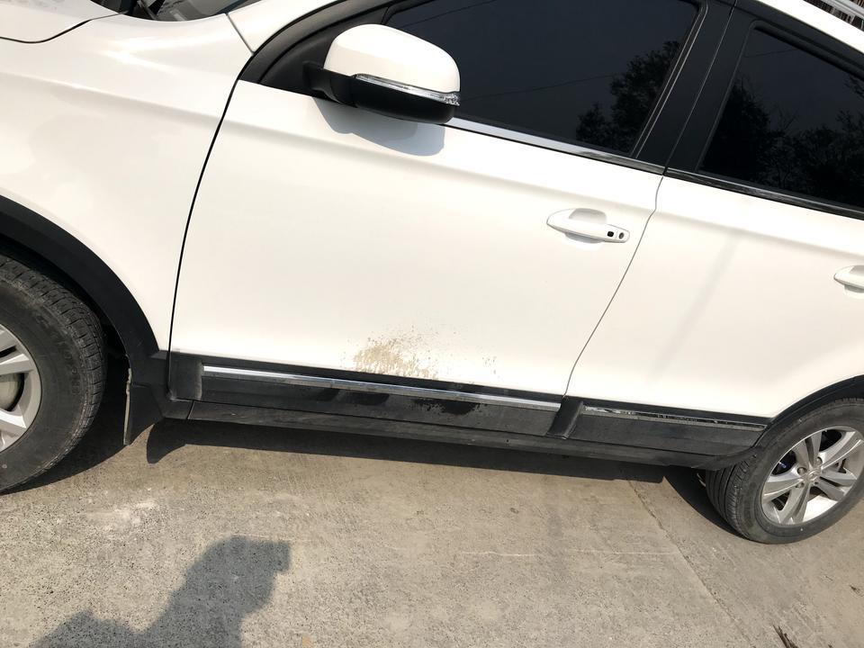 北汽幻速s3-不知道是胶水粘贴还是什么洗车的时候 洗不去  有没有如何解决的方法。
