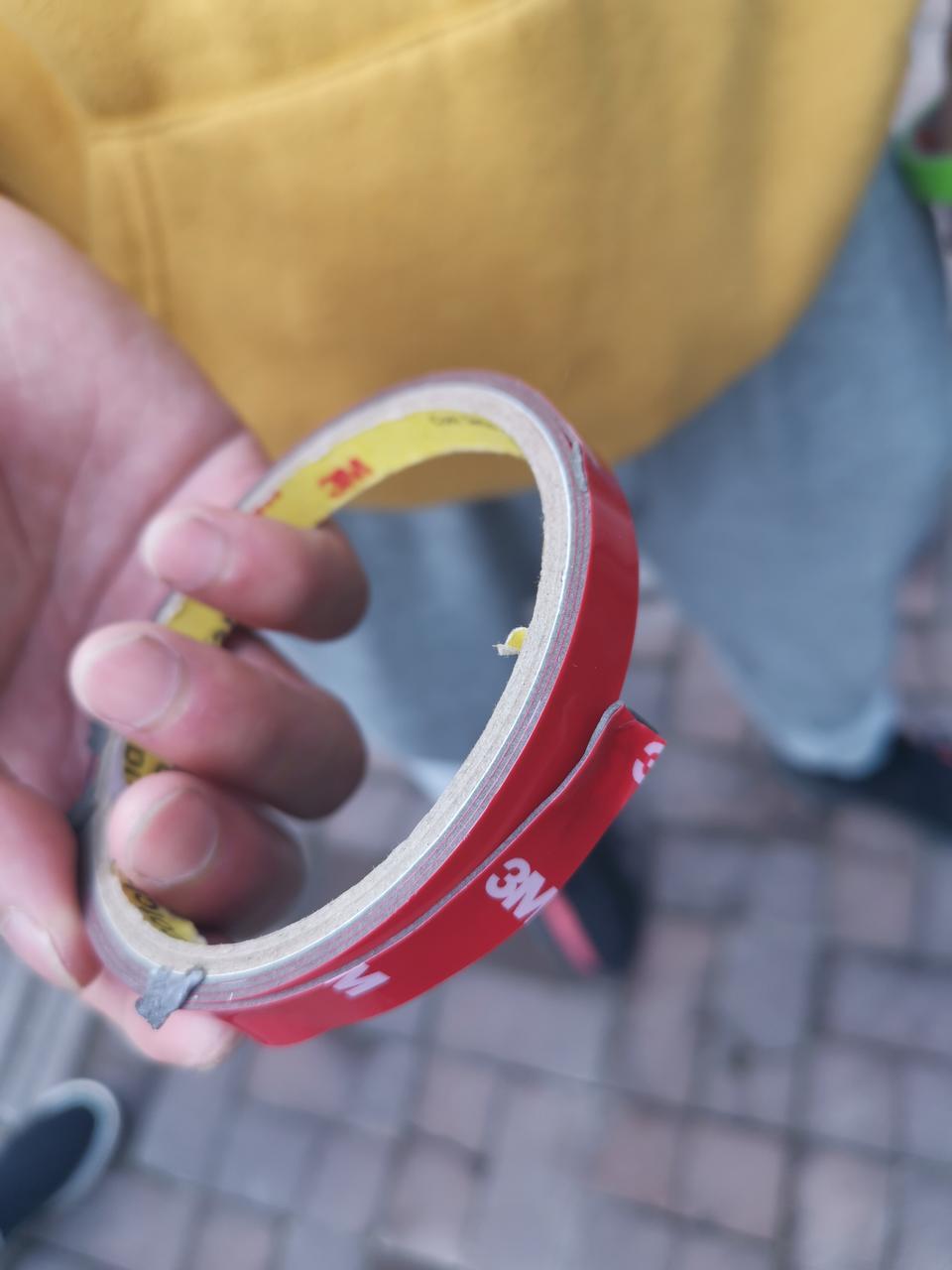 途锐-副驾门下3M胶红色面有未撕干净情况，在贴电脑裁剪的车衣时，副驾门上车衣在后视镜边缘有少许（约0.3厘米）误差，主驾驶室后视镜边缘车衣完全贴合，9月出厂的车，10月30日检验检疫单，11月25日的到店PDI检测单，12月15日买的车，未见有螺丝动过痕迹，及车漆意外情况，这是原厂装配问题还是后期可能4S店动的手脚？