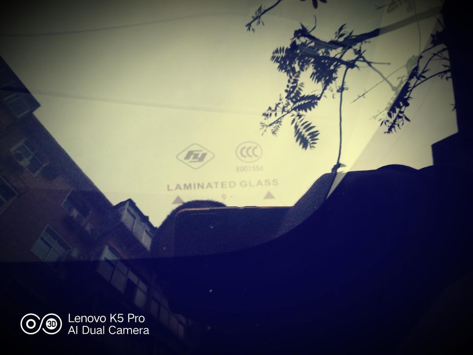劲炫asx-劲炫后尾门玻璃没有福耀标志产地也不一样，后面E001084前面的E001556正常吗