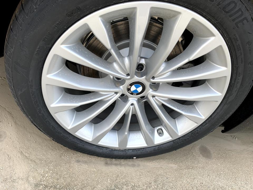 宝马5系phev-530Le豪华我这现在谈的裸车44万，保险1.3，双保无忧加装潢1.58（3年质保，6年免费保养）GPS：5千，上牌：3千。准备考虑50/50方案，谈不下去了，有没有刚提车的朋友给看看怎么样