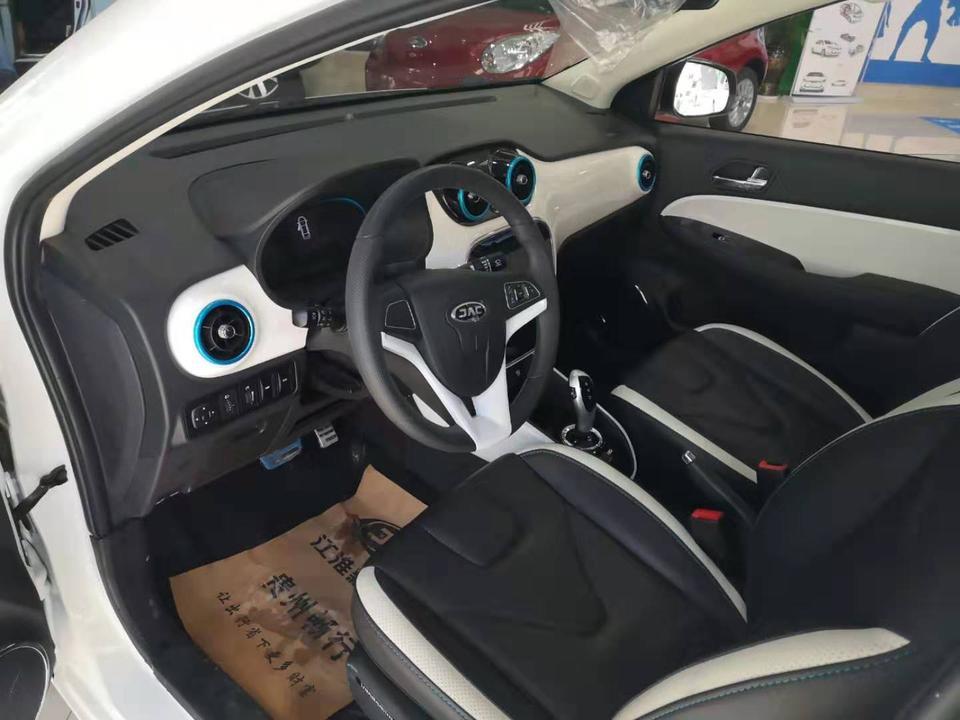 江淮iev7-大家觉得江淮新能源iEv7L这个车怎么样，外观都还可以，关健是小气了点，颜色蛮喜欢的，电芯质保终身，怎么样