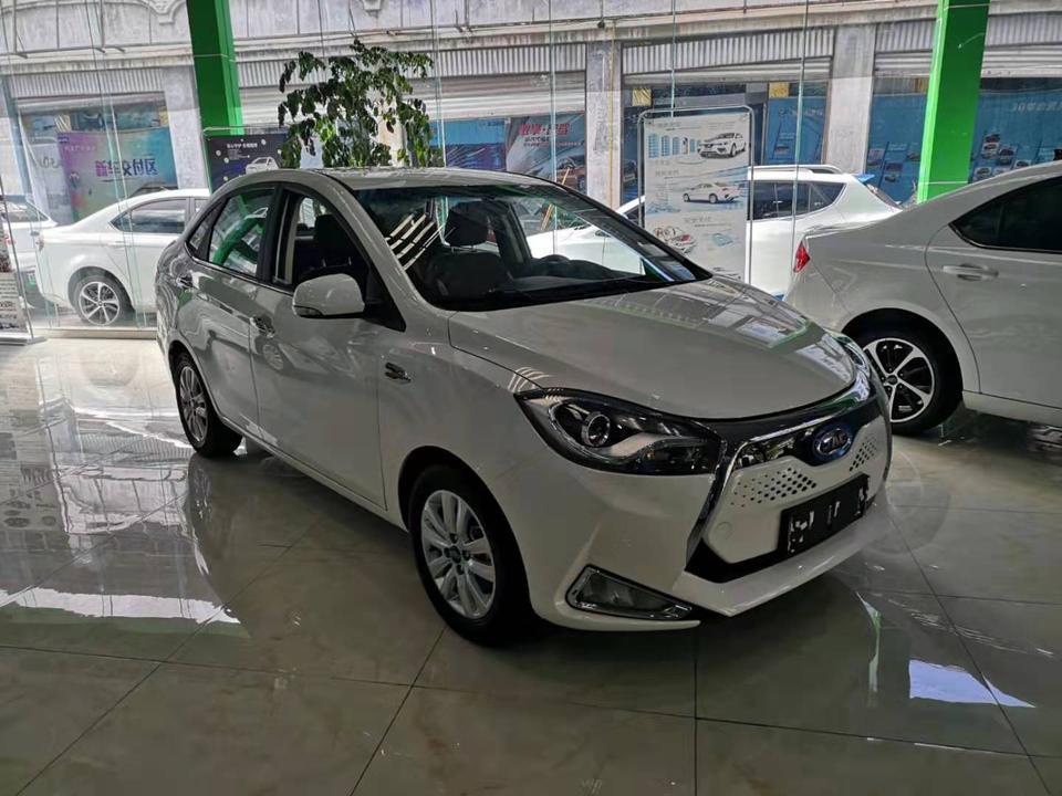 江淮iev7-大家觉得江淮新能源iEv7L这个车怎么样，外观都还可以，关健是小气了点，颜色蛮喜欢的，电芯质保终身，怎么样