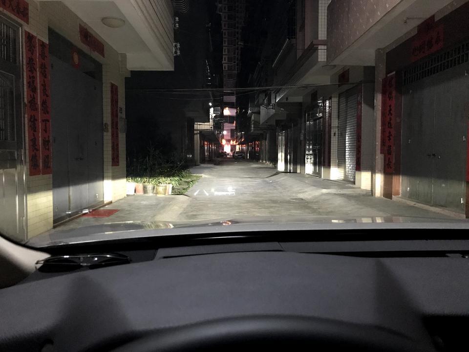 第八代凯美瑞，为什么近光灯右边比左边远.求解 谢谢?