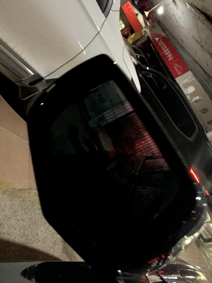 凯迪拉克ct5-晚上这个后视镜中间像是贴了太阳膜一样黑的 不是起雾 只有中间黑 敢问是咋回事？