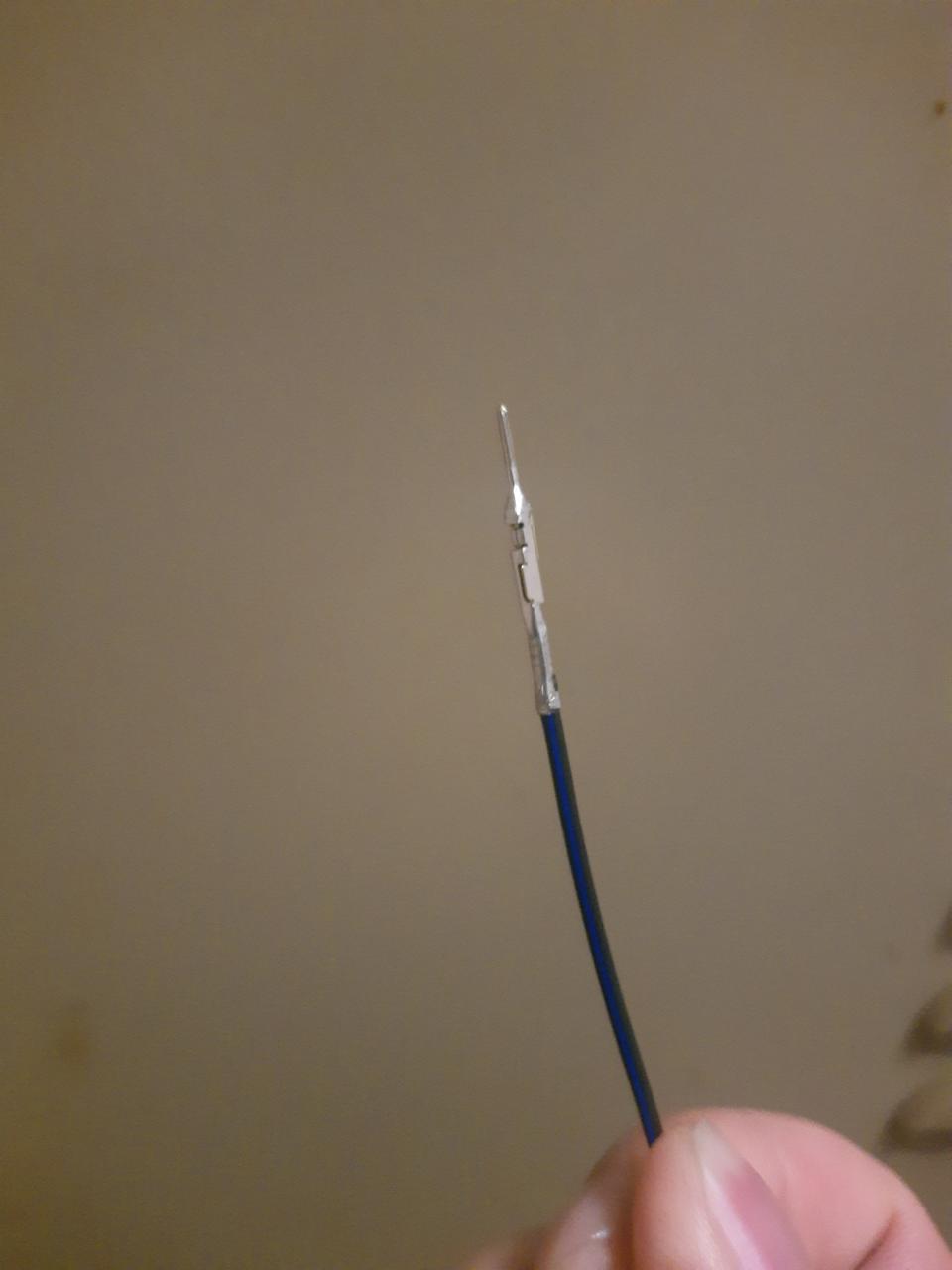 轩逸-请问！我这个控制方向盘汽车蜗牛喇叭的线，前面的端子上那根针头断了，现在没有办法插到白色插头里了，现在按方向盘汽车喇叭不响了，，怎么办？哪里可以维修吗？
