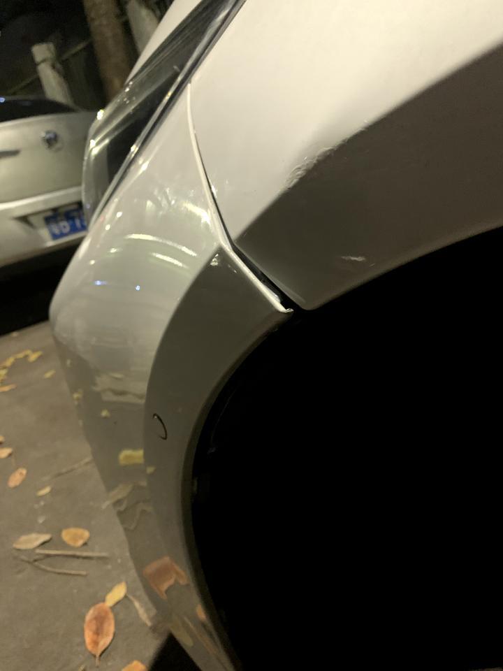卡罗拉-停完车发现左侧保险杠突出来了，往回推了推还是这样，是哪里坏了么