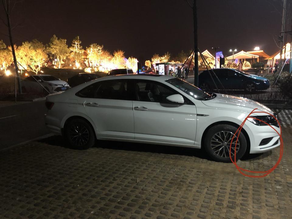 速腾-请问前轮底盘这个地方原本就是这样有缝隙的吗？