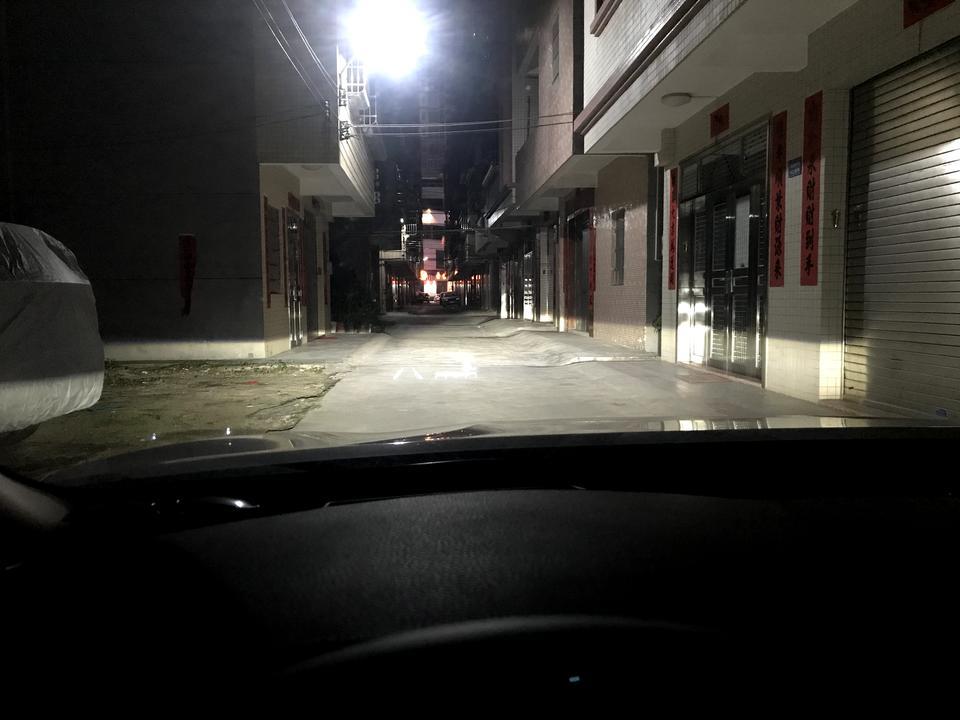 第八代凯美瑞，为什么近光灯右边比左边远.求解 谢谢?