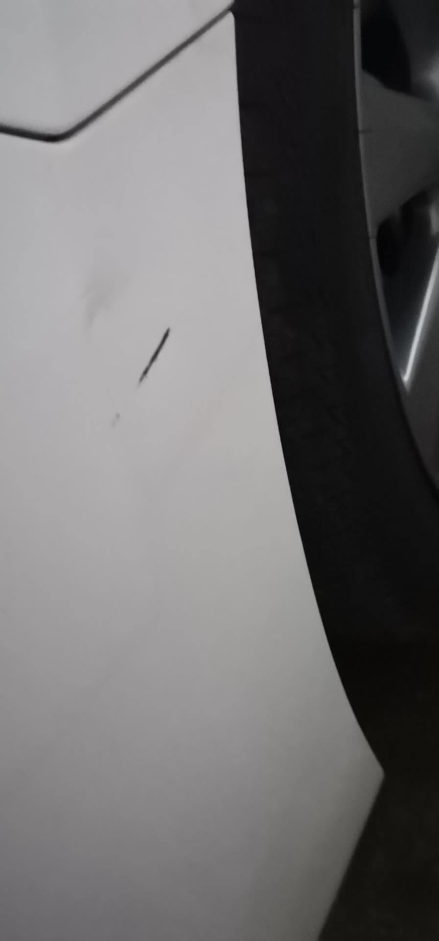 马自达3 昂克赛拉-求问.才开300多公里，停车刮了这里。
这里有必要补漆吗，补的话大概多少钱。
我看是塑料的，是不是没必要管它