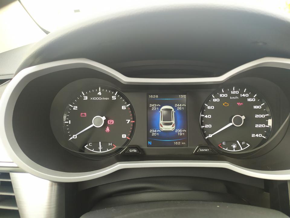 帝豪GS提车3天，胎压冷车216，行车中236，这正常吗？是不是胎压有点低，看着轮胎气不足，