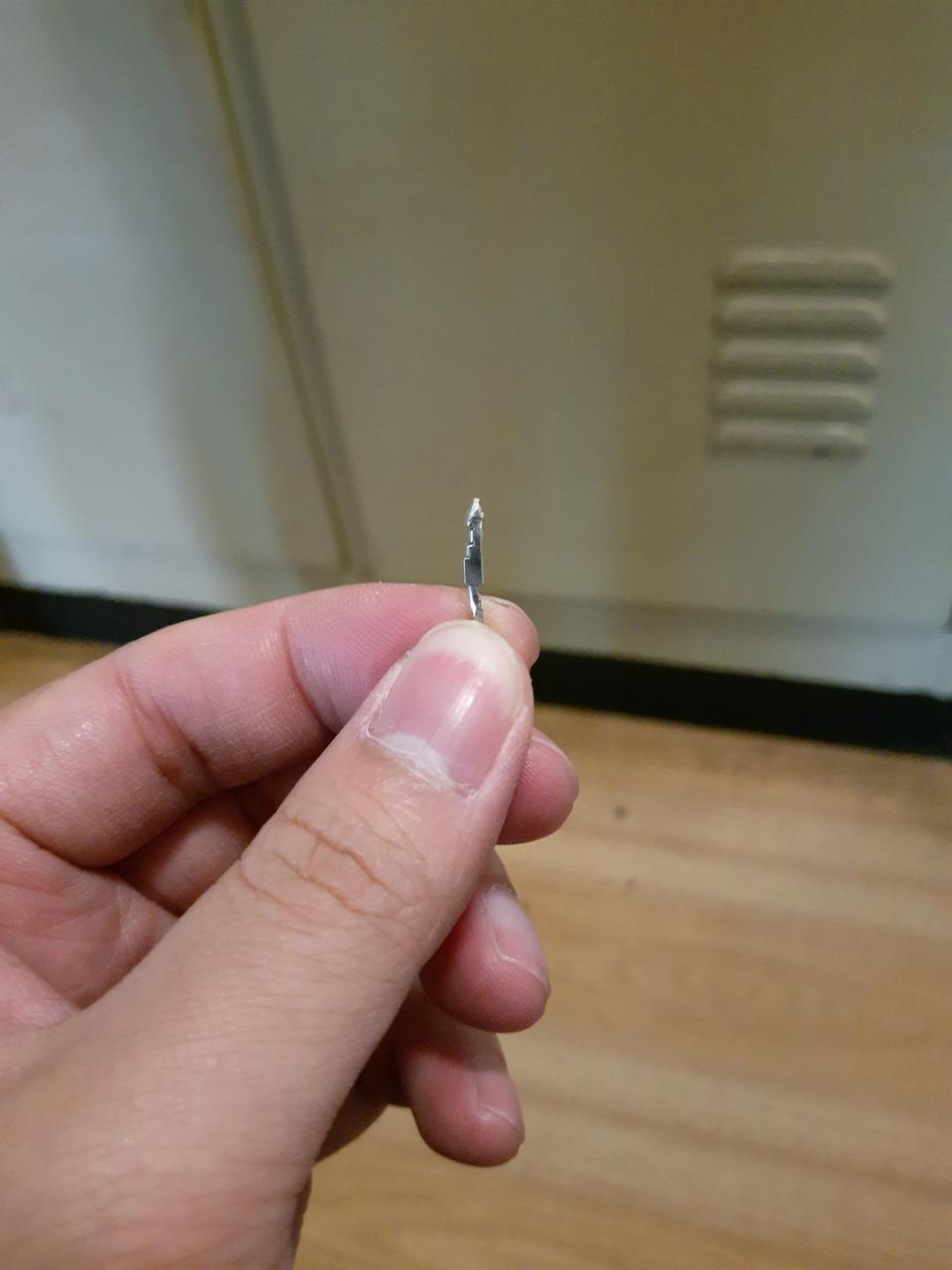 轩逸-请问！我这个控制方向盘汽车蜗牛喇叭的线，前面的端子上那根针头断了，现在没有办法插到白色插头里了，现在按方向盘汽车喇叭不响了，，怎么办？哪里可以维修吗？