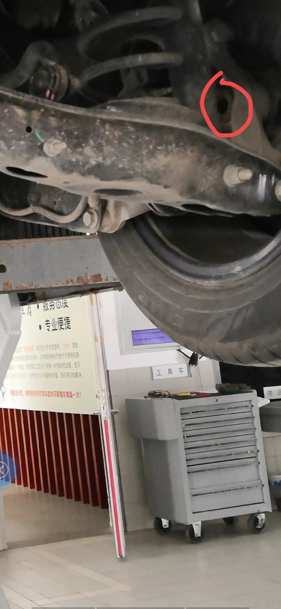 你好，新速腾首保时发现两个后轮图中标识这个部位生锈了，主要是才行驶5000公里，平时路况也很好，请问这是正常的吗