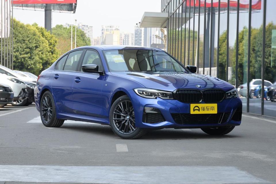 宝马3系-这一个星期去4s店看车，2020款标轴m耀夜版裸车谈到288000，送4次保养，然后一个大礼包，请问一下3系车主，这个价格合适吗，还有下降的幅度吗